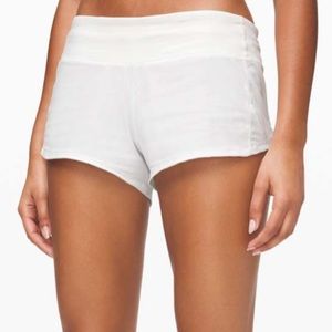 White Lululemon Speed Up shorts 2.5 length!